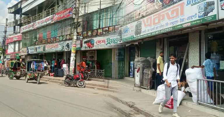 কাউন্টারে কোনো বাস না থাকায় ভোগান্তিতে যাত্রীরা